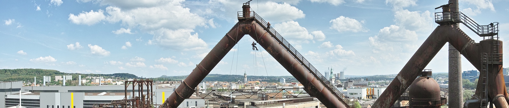 Industriekletterer hängen am Rohr